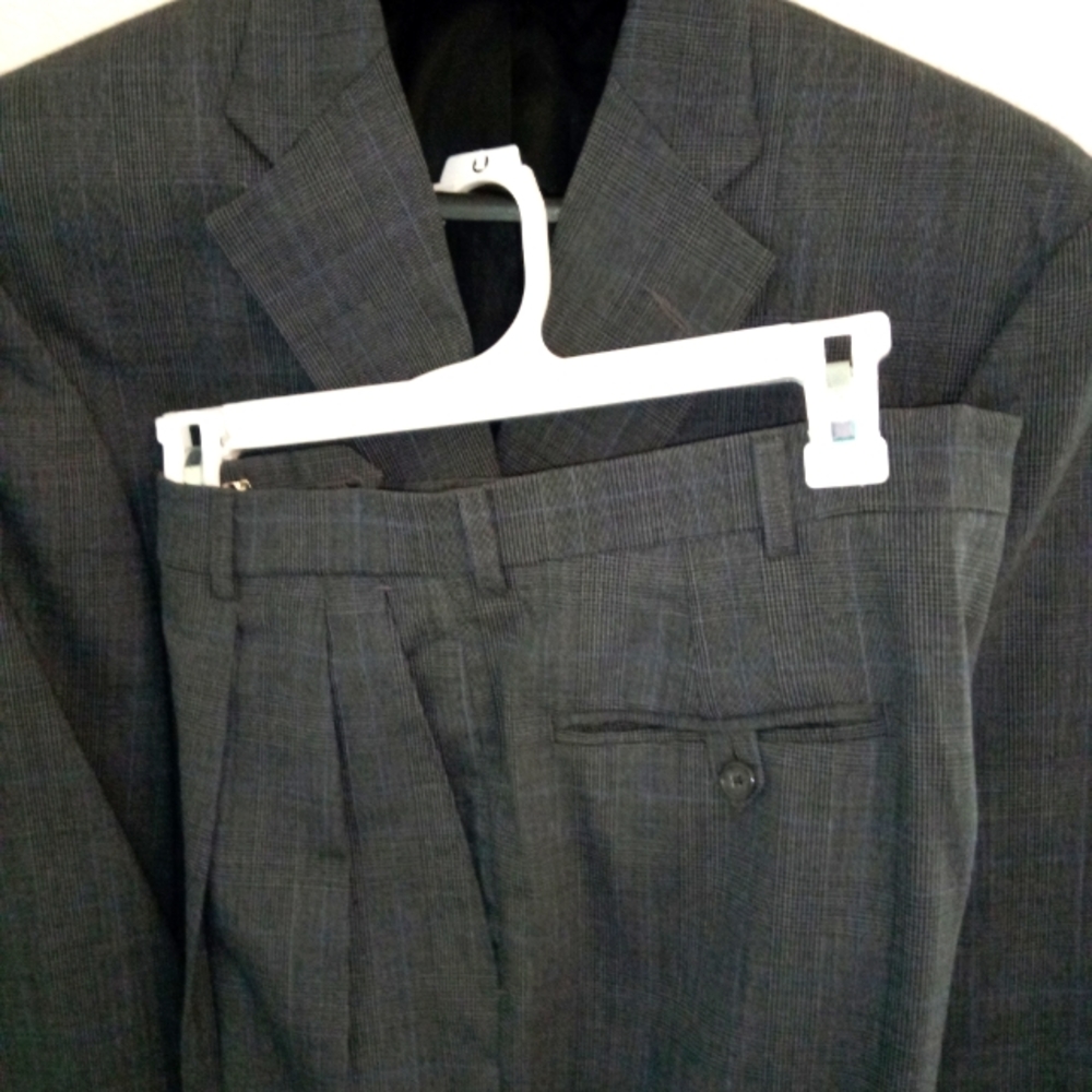 Never-worn Haggar men's suit